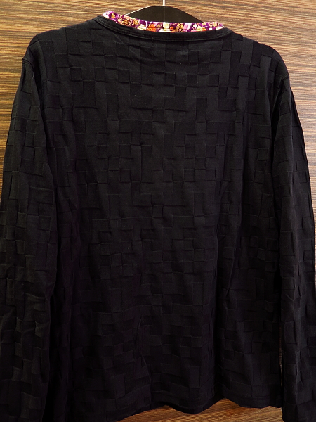 笹家紋刺繍（黒）長袖ヘンリーＴシャツ